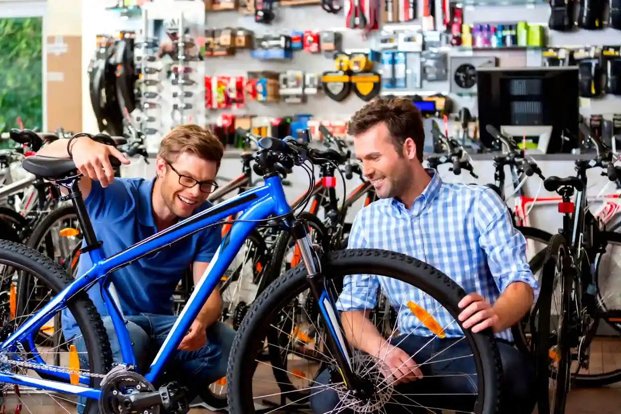 consulting a customer to buy a bike in windwardwheels